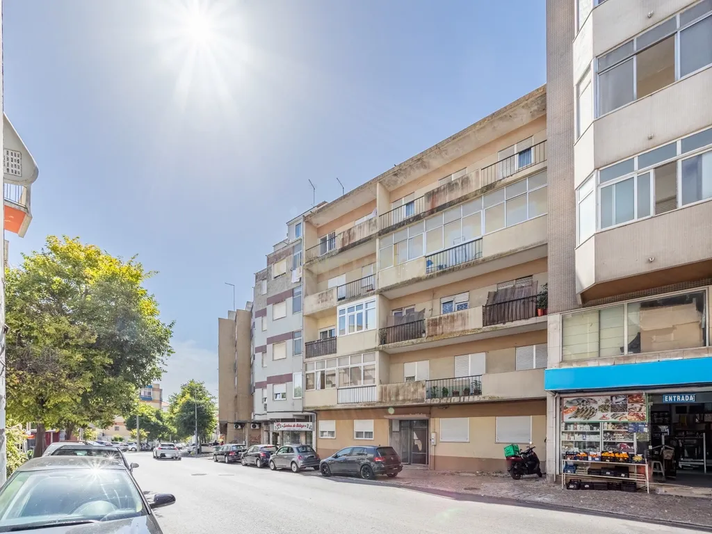 Apartamento T3 totalmente renovado, Laranjeiro. - Image 21