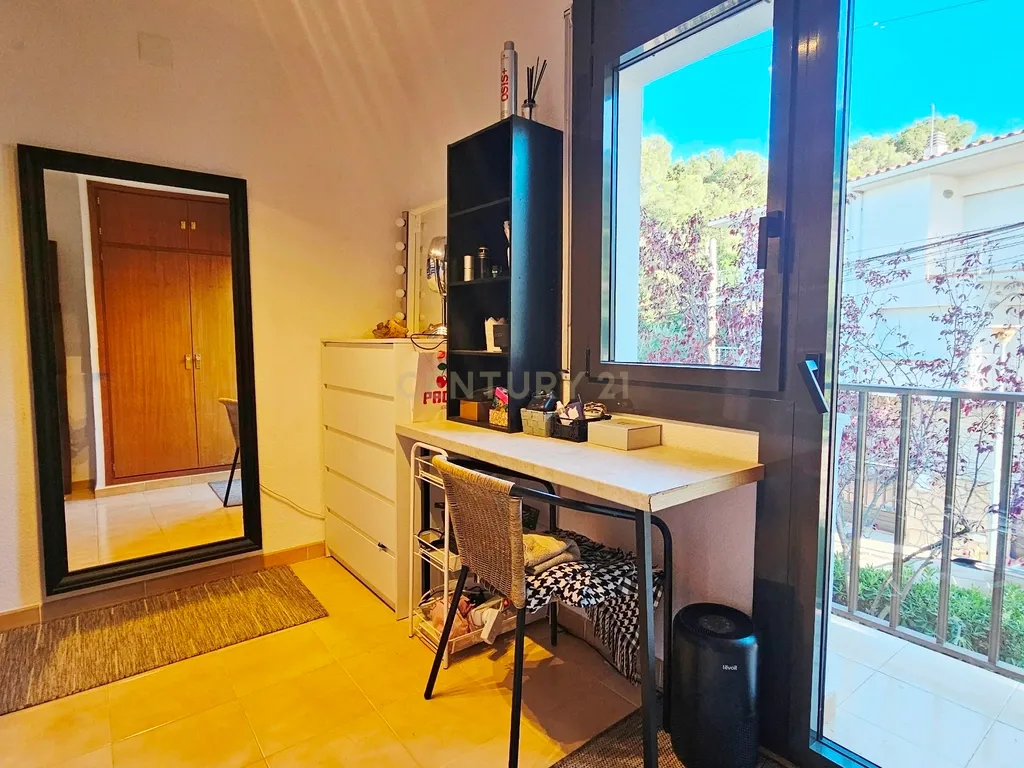 Viva o estilo de vida mediterrânico nesta casa com jardim e vista para o mar em Llançà - Image 17