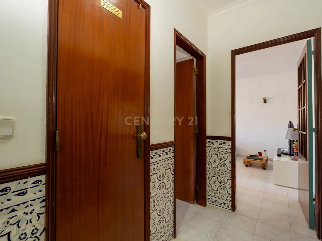Apartamento de tipologia T2, com varanda, 1 wc e arrecadação, localizado em Agualva – Cacém, inserido em prédio de construção de 1996. - Image 14
