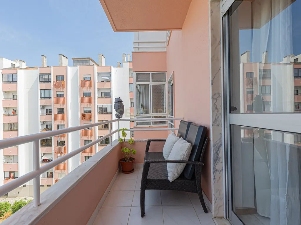 Magnífico apartamento T2 no Feijó - 1 andar com elevador - Image 2