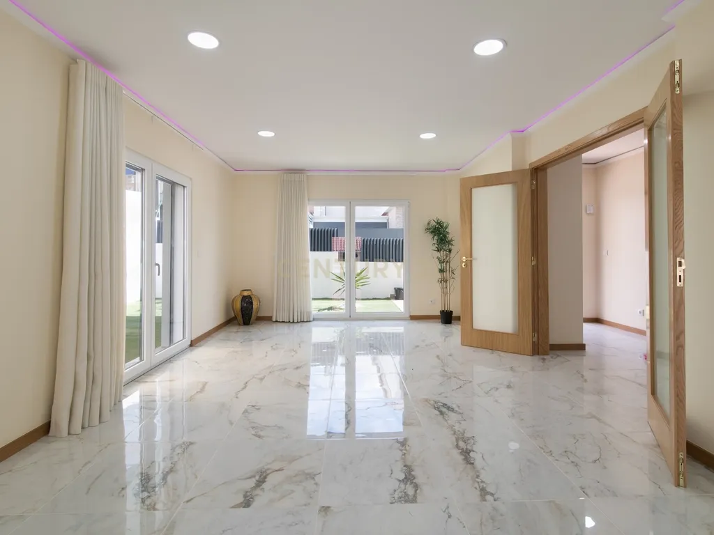 Moradia nova para estrear, de Sonho com Vista Panorâmica Sobre Lisboa no Bairro Casal do Bispo - Image 30