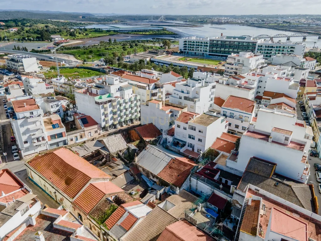 OPORTUNIDADE DE INVESTIMENTO - Edifício térreo 323m2 para recuperação no Centro Portimão - Image 15