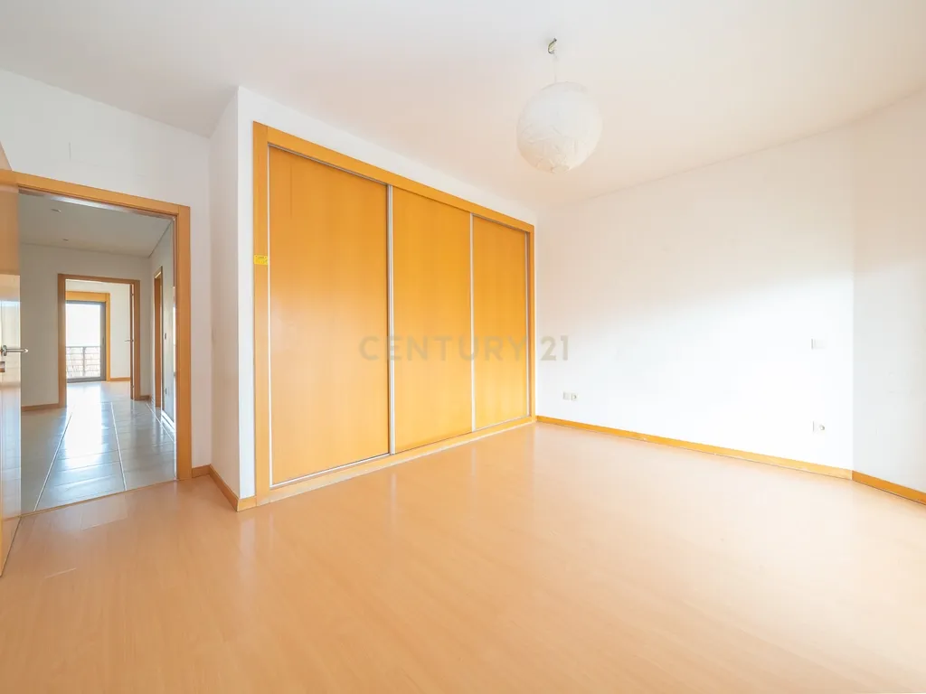 Apartamento T3 com Duas Varandas e Dois Lugares de Estacionamento, na Vila Serena, Pinhal Novo - Image 21
