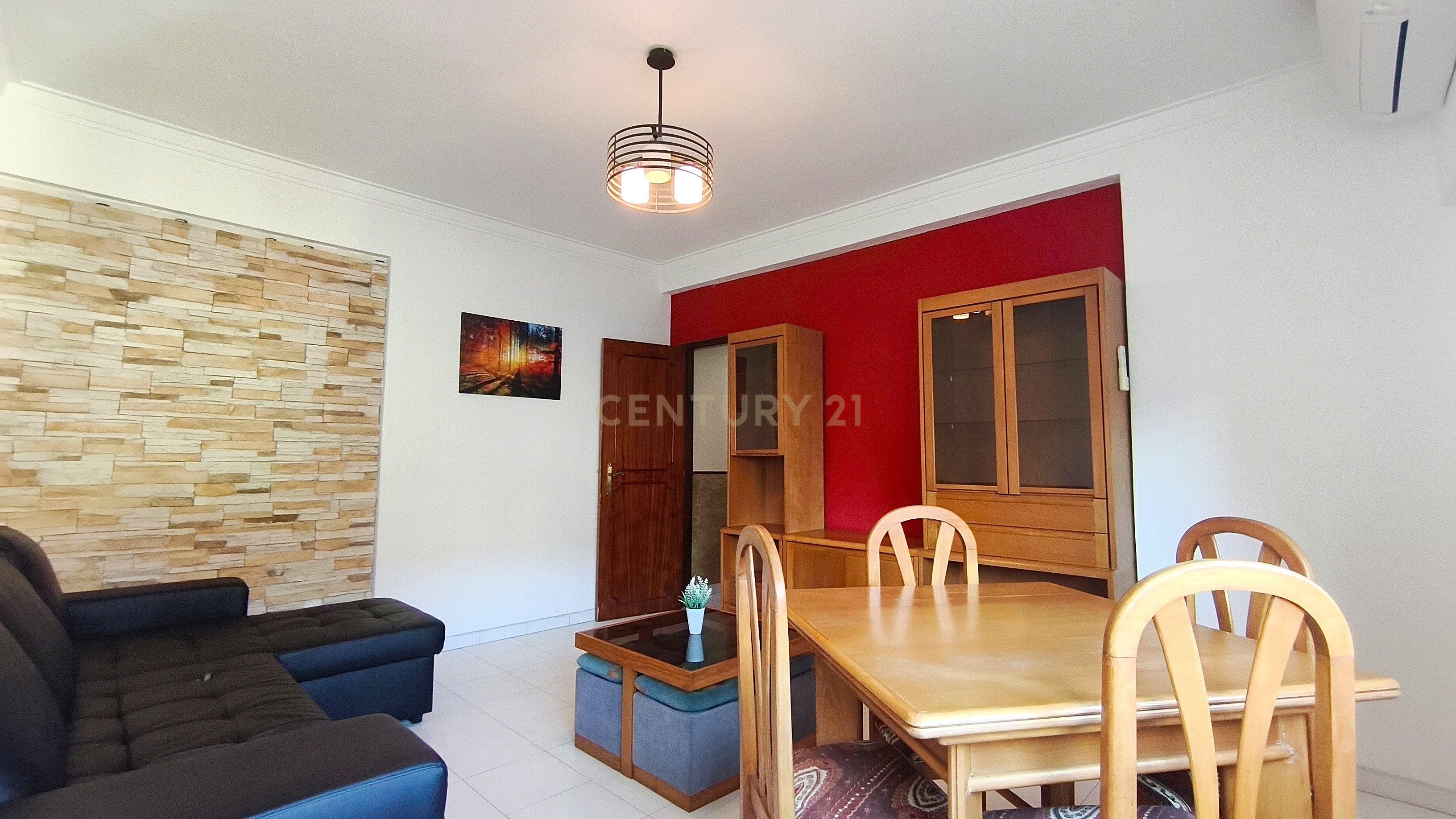 Apartamento T2 Mobilado com Varanda e Garagem