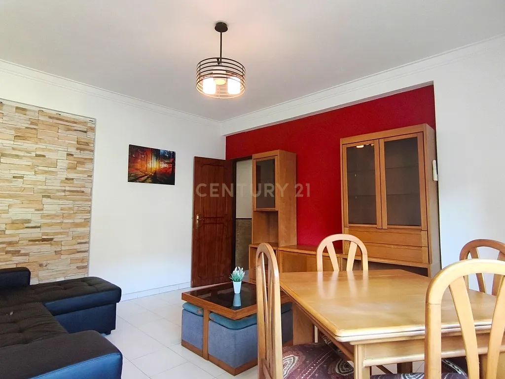 Apartamento T2 Mobilado com Varanda e Garagem - Image 1