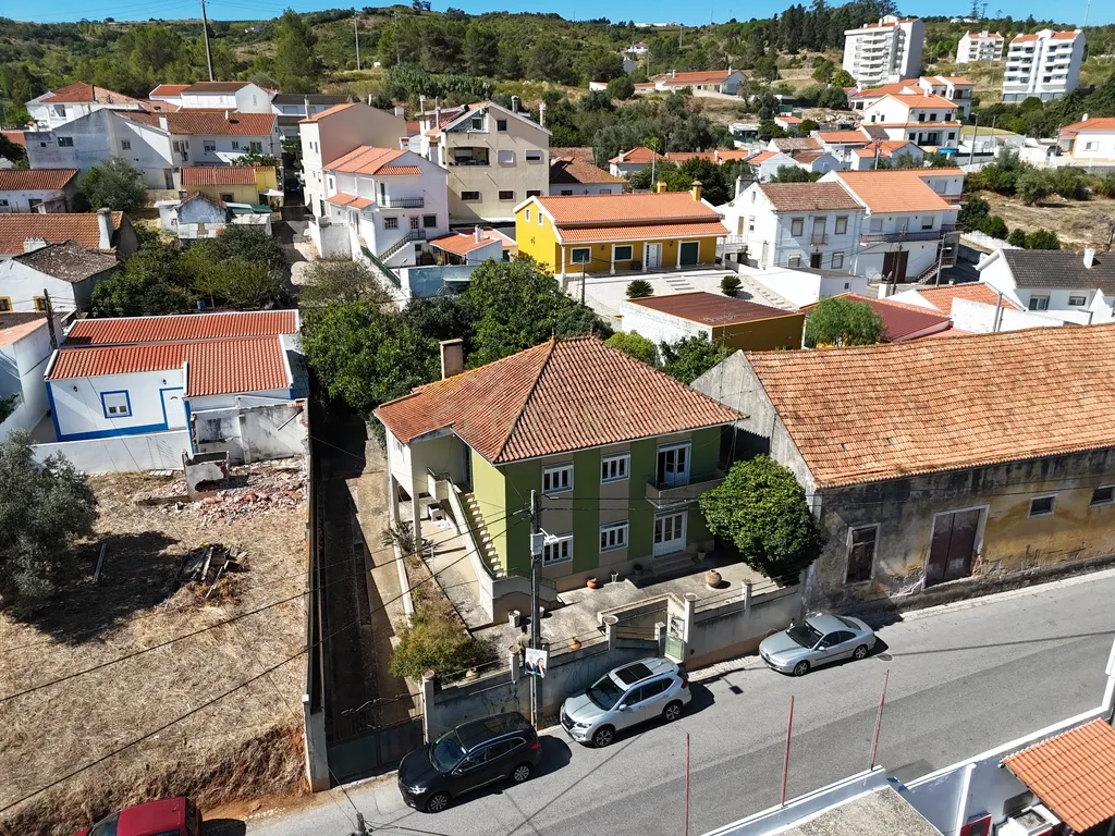 Moradia Bi-familiar com terreno de 800m2 urbanos - Paredes, Alenquer - Image 1