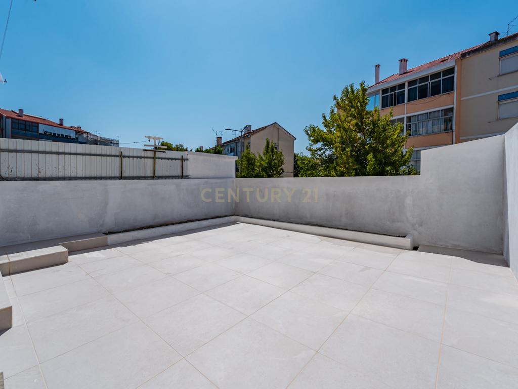Apartamento Totalmente Remodelado com Terraço de 33 m² | Cruz de Pau – Amora - Image 12