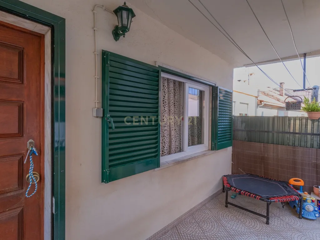 Apartamento Remodelado em Corroios, Seixal T3 + 3, garagem e Terraço - Image 11