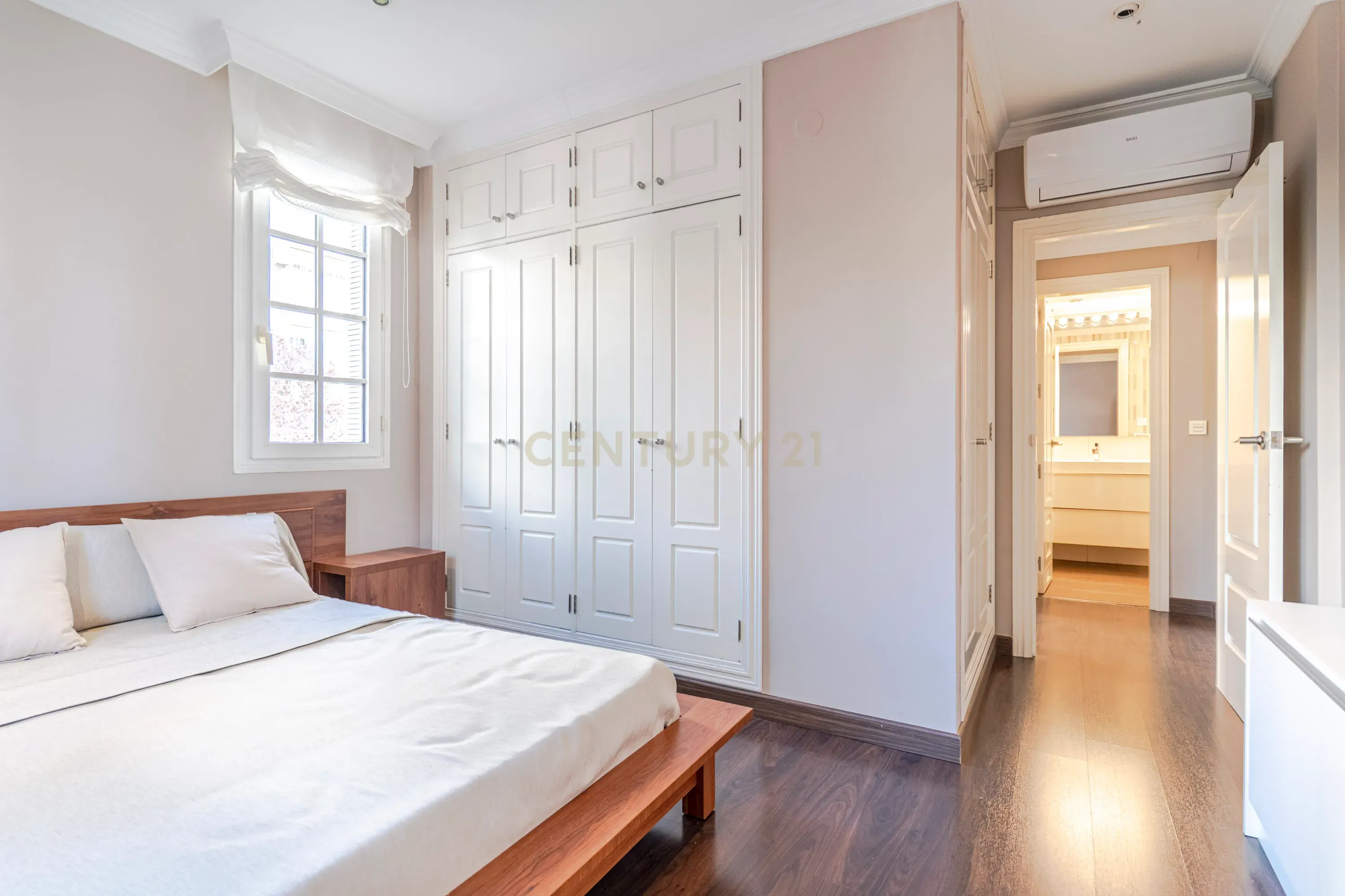 Apartamento Renovado em Granada com Garagem e Segurança - Image 15