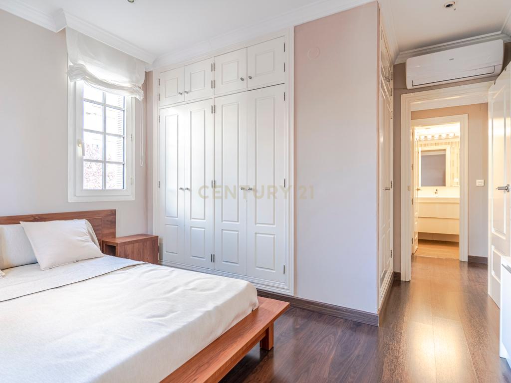 Apartamento Renovado em Granada com Garagem e Segurança - Image 15