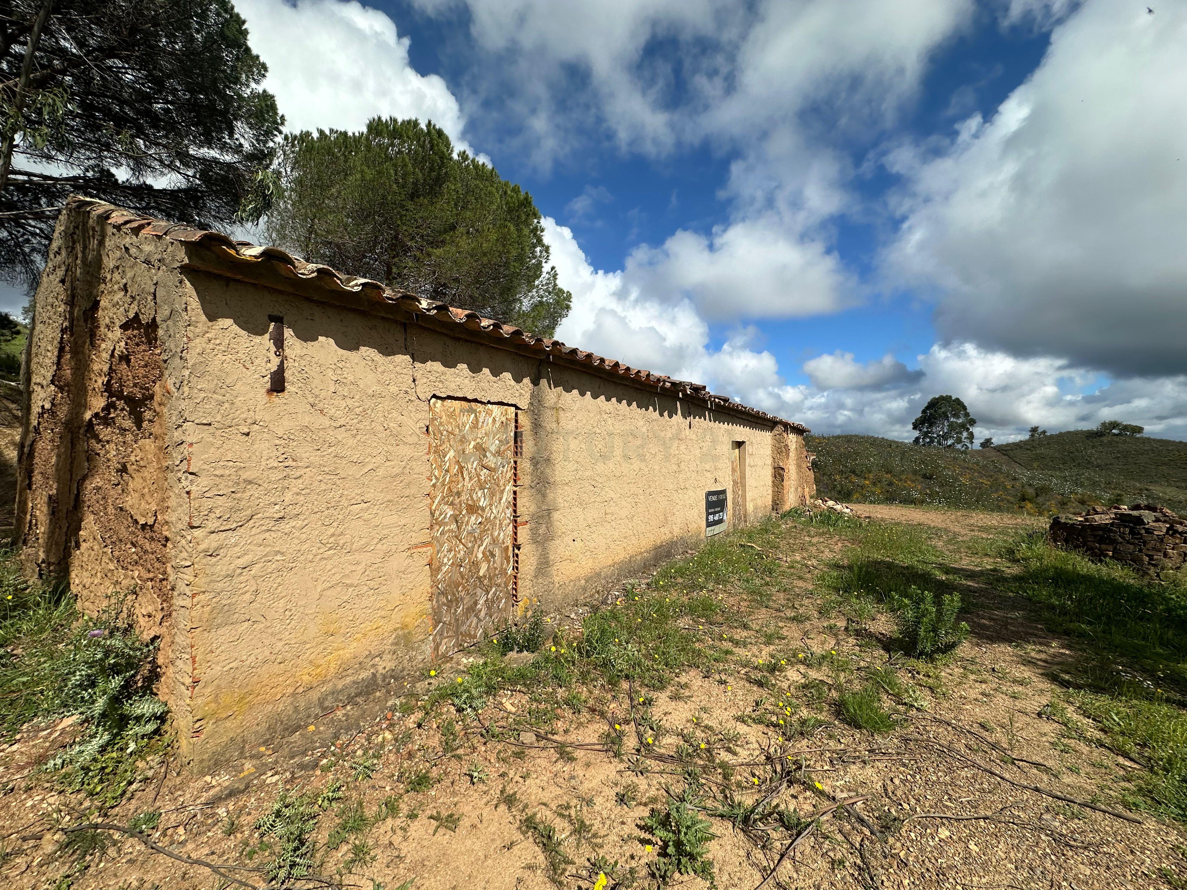 Fotografia 8 de Ruína de 81m2 + Terreno de 3,7ha | Perto de Praia do Carvalhal
