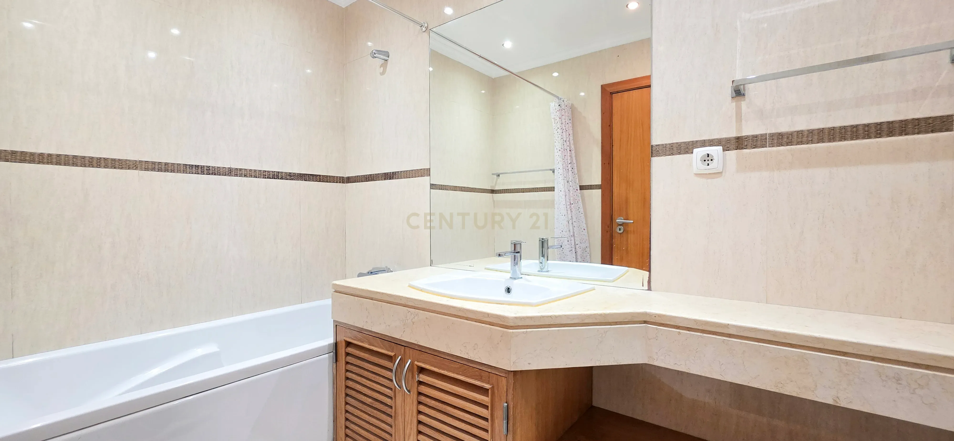 Fotografia 11 de Apartamento T2+1 em Santo António