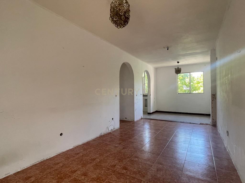 Apartamento T2 para Reabilitar, em São Sebastião, em Setúbal - Image 1