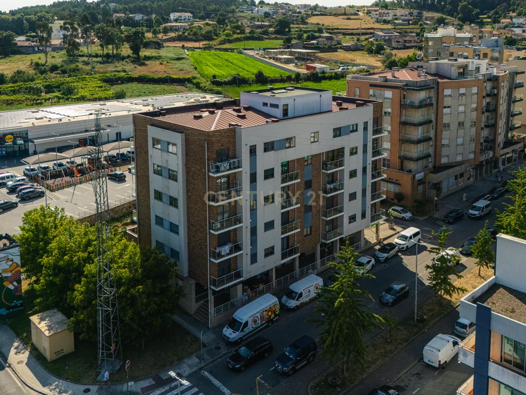 T2 de Excelentes Áreas | Suite, Garagem e Arrecadação | Alfena - Image 32