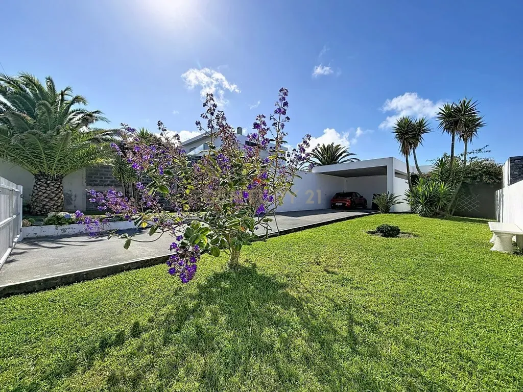 Fotografia 6 de Moradia Contemporânea com Vista Mar, Jardim e Ampla Zona Exterior!