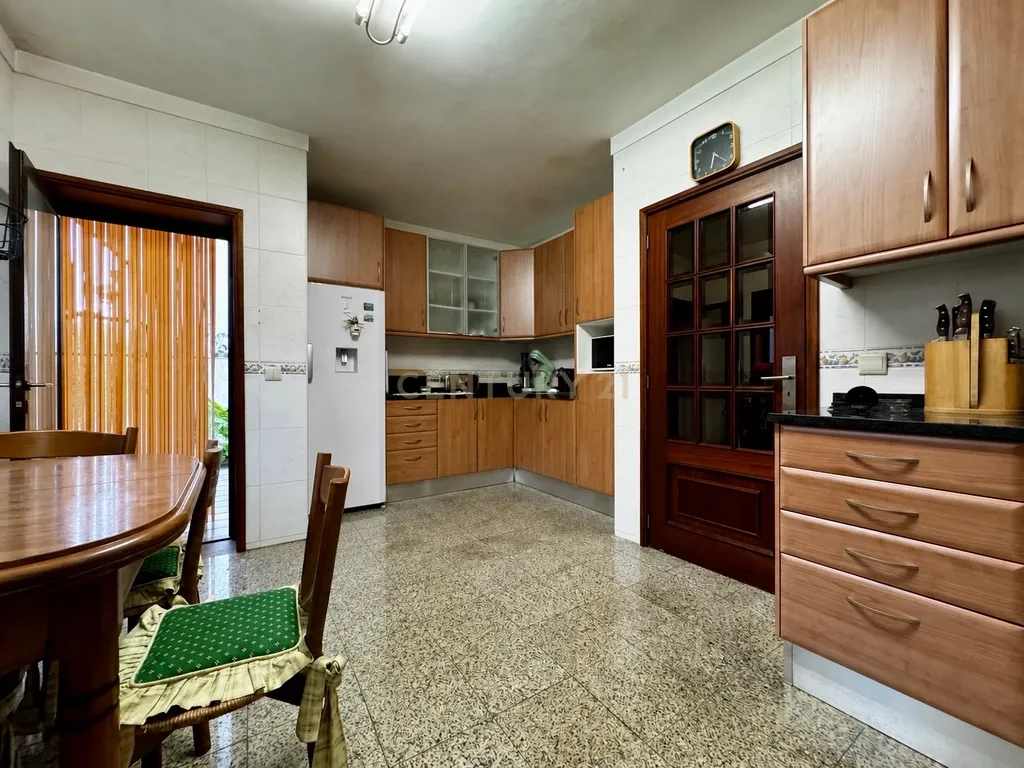 Moradia T4 de quatro frentes com piscina e vista mar | Mindelo - Image 16