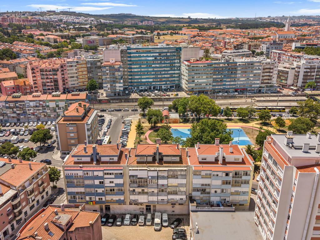 Apartamento T2 com Duas Varandas e Excelente Localização - Image 1