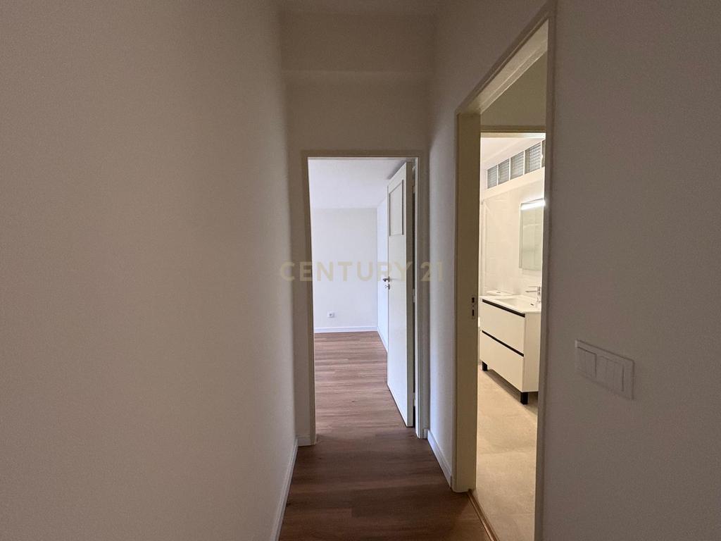 T3+1 Remodelado totalmente com excelentes áreas na carismática e tradicional zona da Estrela - Image 8