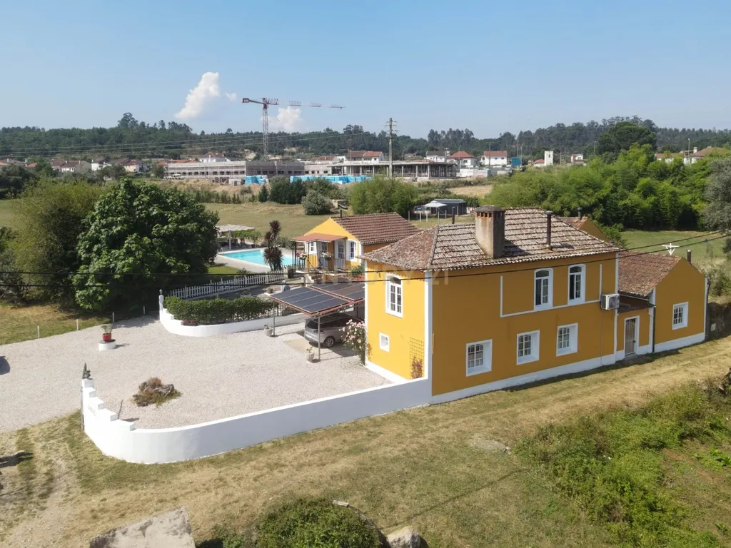Moradia T7 tradicional em bom estado com varanda coberta, pátio, piscina, terraço coberta, vistas boas e jardim numa localização sossegada perto do centro de Arganil e o rio Alva - Image 7