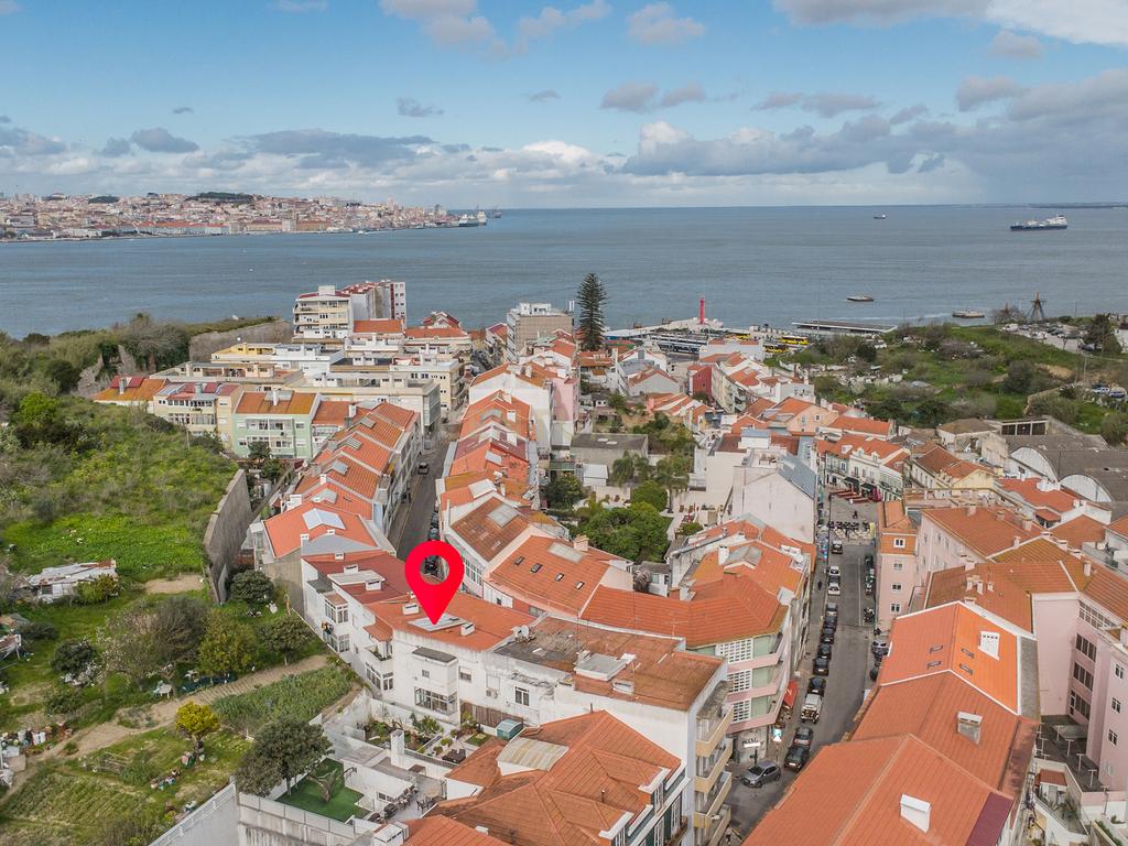 Apartamento T2 em Cacilhas – Excelente Localização - Image 1
