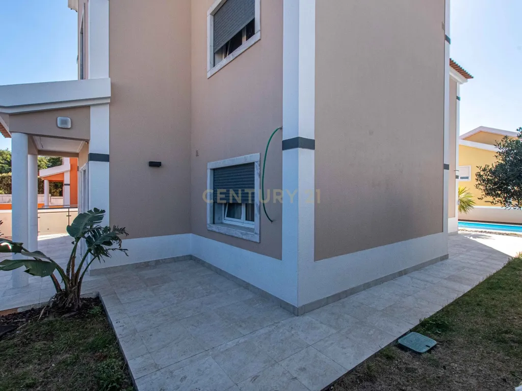 Moradia Independente T4+1 com Piscina, 321 m² de Construção e Garagem para 5 Viaturas | Albarraque, Rio de Mouro - Image 7