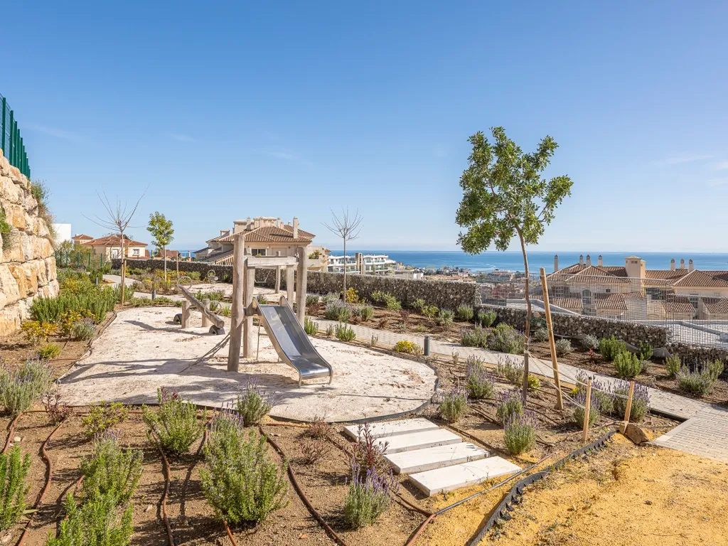 Moradia geminada nova para venda (2024) – Onde o mar, a luz e a tranquilidade se tornam o seu estilo de vida No coração da Costa del Sol, onde o azul do mar se funde com o céu e a brisa marítima o acaricia todas as manhãs, encontrará quatro espetaculares moradias geminadas novas, construídas em 2024, concebidas para aqueles que sonham em viver num ambiente privilegiado. Cada casa foi projetada para cativá-lo desde o primeiro momento. As suas vistas deslumbrantes para o mar acompanham cada momento do dia, enchendo os espaços de luz, serenidade e beleza natural. Aqui, cada nascer do sol torna-se um espetáculo e cada pôr do sol um momento para recordar. As casas têm três quartos espaçosos e três casas de banho, com espaços luminosos e cuidadosamente projetados para oferecer conforto, privacidade e bem-estar. Tudo é novo, com um estilo moderno que combina elegância, funcionalidade e harmonia com o ambiente mediterrâneo. Para aqueles que procuram algo ainda mais exclusivo, existe a opção de combinar duas propriedades, criando uma casa verdadeiramente única com até 6 quartos, ideal para famílias numerosas, receber convidados ou para aqueles que desejam espaço sem sacrificar o conforto. Venda de casa geminada nova construída em (2024) – Onde o mar, a luz e a tranquilidade se tornam o seu estilo de vida - Image 25