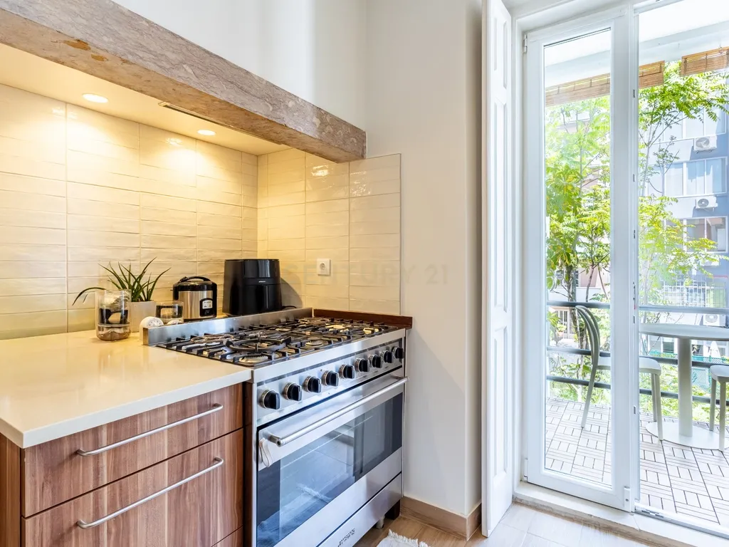 Apartamento T4 Renovado em Santo António, Lisboa — Onde a elegância se sente em cada detalhe - Image 29