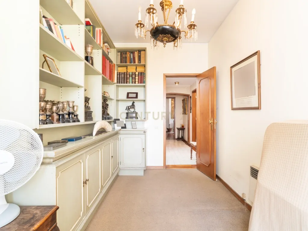 Apartamento T4 transformado em T3, com Arrecadação e Garagem – Rua Alves Redol, Porto - Image 30