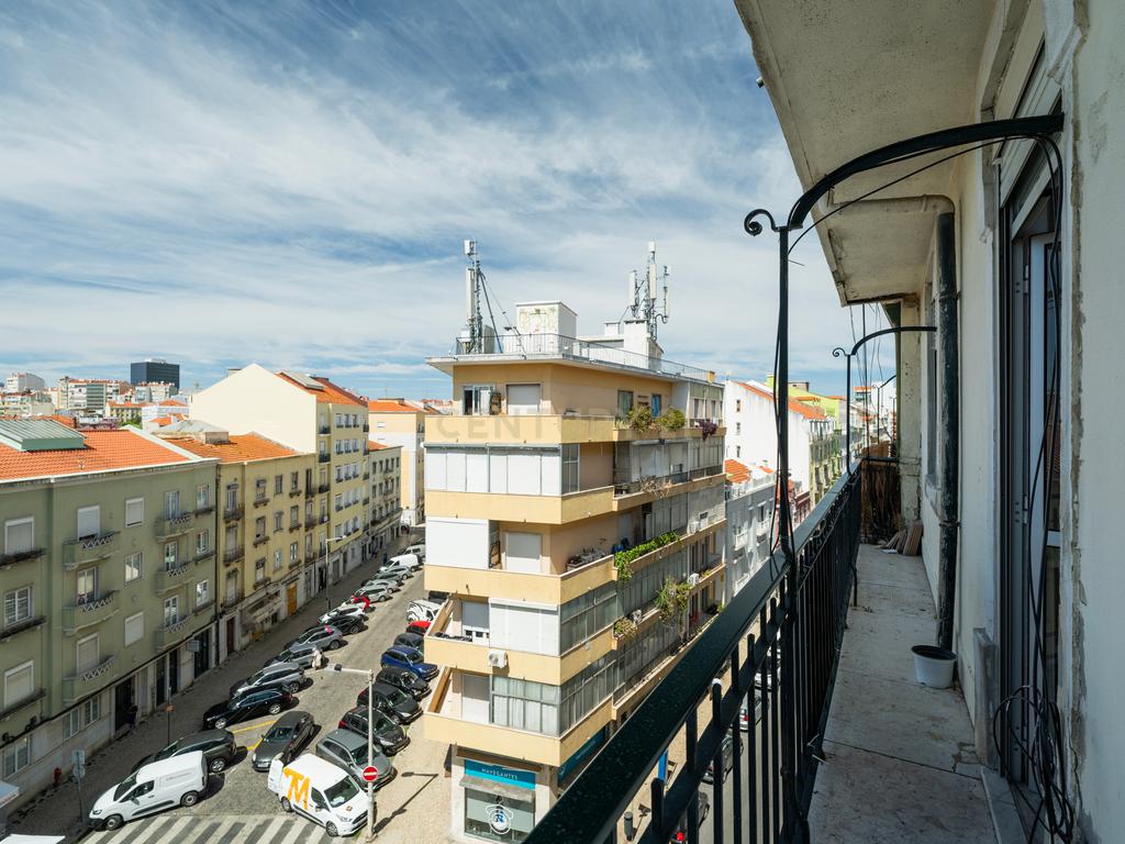 T3 com vista desafogada no centro de Lisboa - Image 13