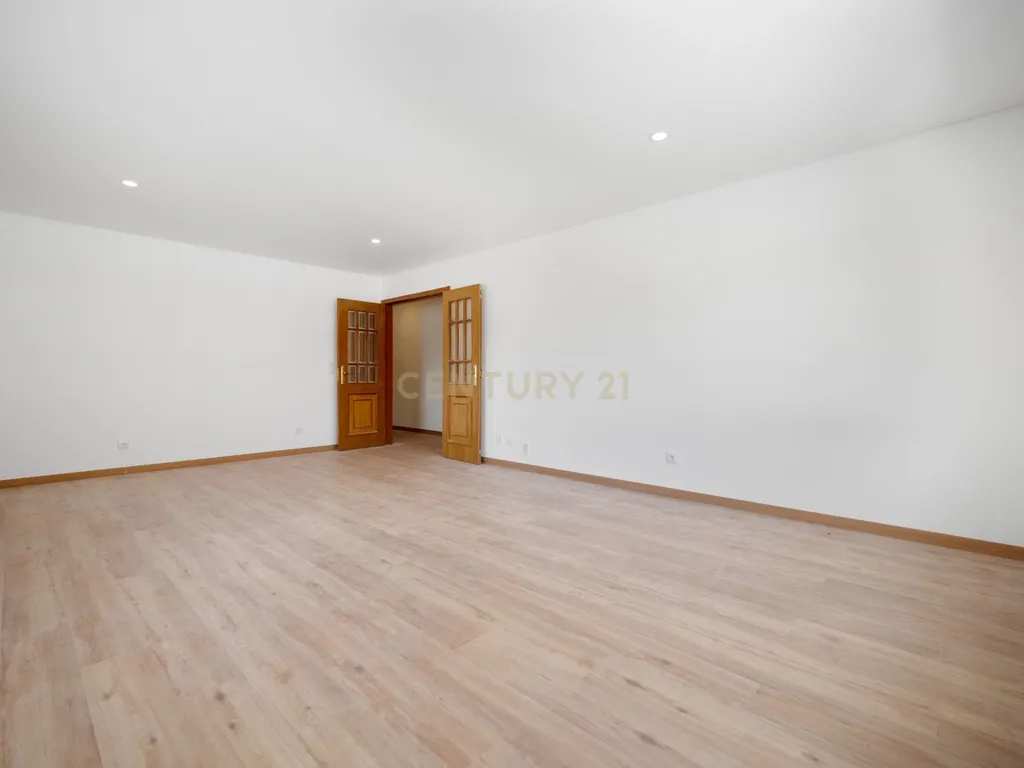 Apartamento T2 Renovado com Terraço de 48 m² e Box para 2 Carros em Carcavelos – a 8 minutos da praia - Image 9