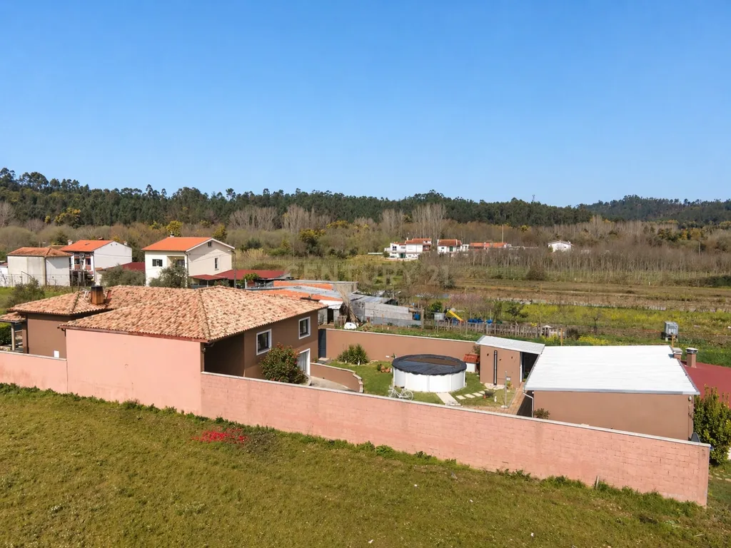 Moradia T3 terréa em bom estado com piscina,jardim,anexo,arrumação,quintal e vistas boas num local sossegado a 5 min de Lousã - Image 52