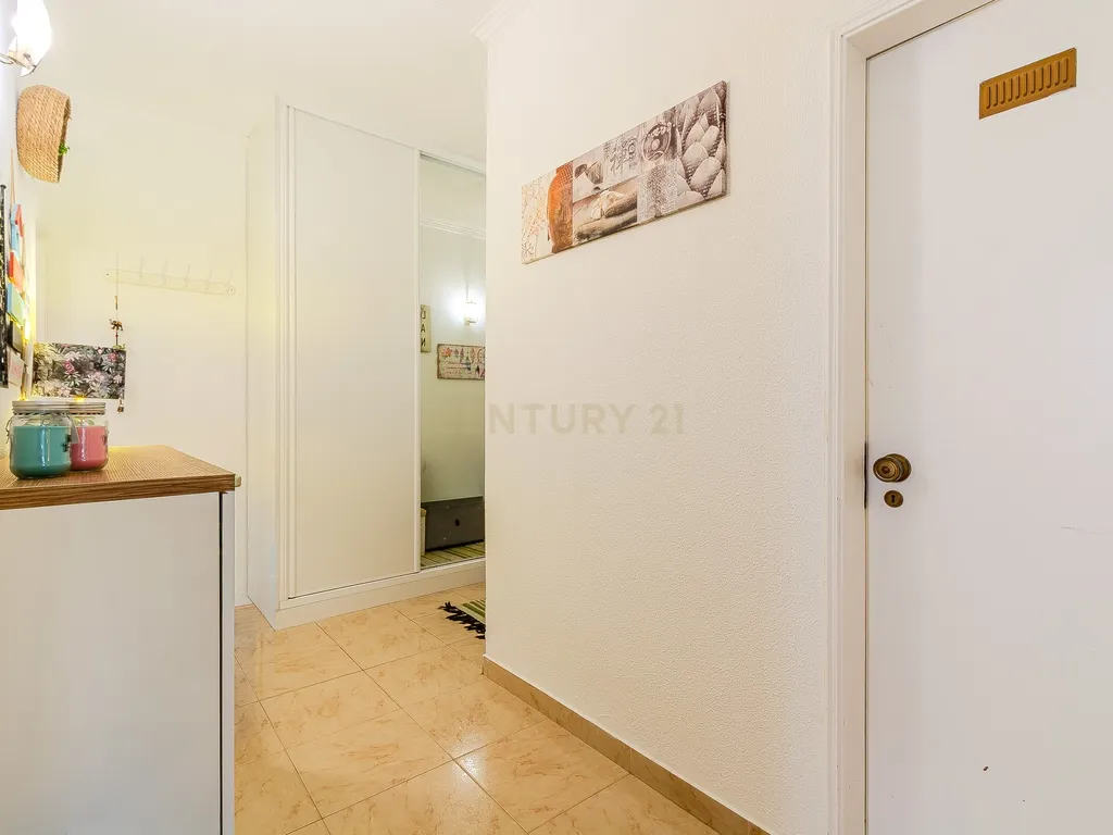 Apartamento T1+2 com Terraço Amplo em Albufeira - Image 11