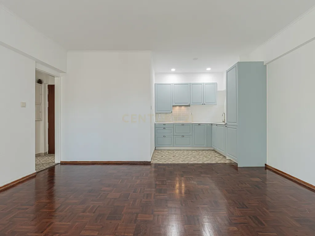 APARTAMENTO REMODELADO NO CENTRO DA COSTA DE CAPARICA - Image 9