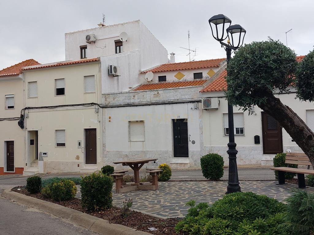Moradia T3 com Pátio em Portalegre - Oportunidade Única! - Image 1