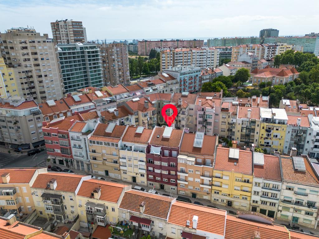 Apartamento T1+1 renovado e com espaço exterior, no Areeiro - Image 2