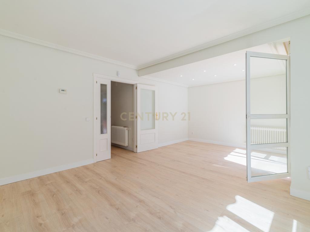 Chalet adosado con jardín en calle Unicornio, Aravaca - Image 8