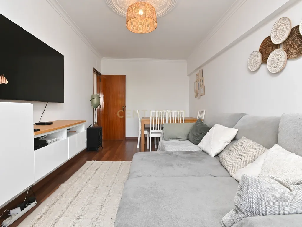 Apartamento T2 em Massamá com Varanda e arrecadação - Image 2