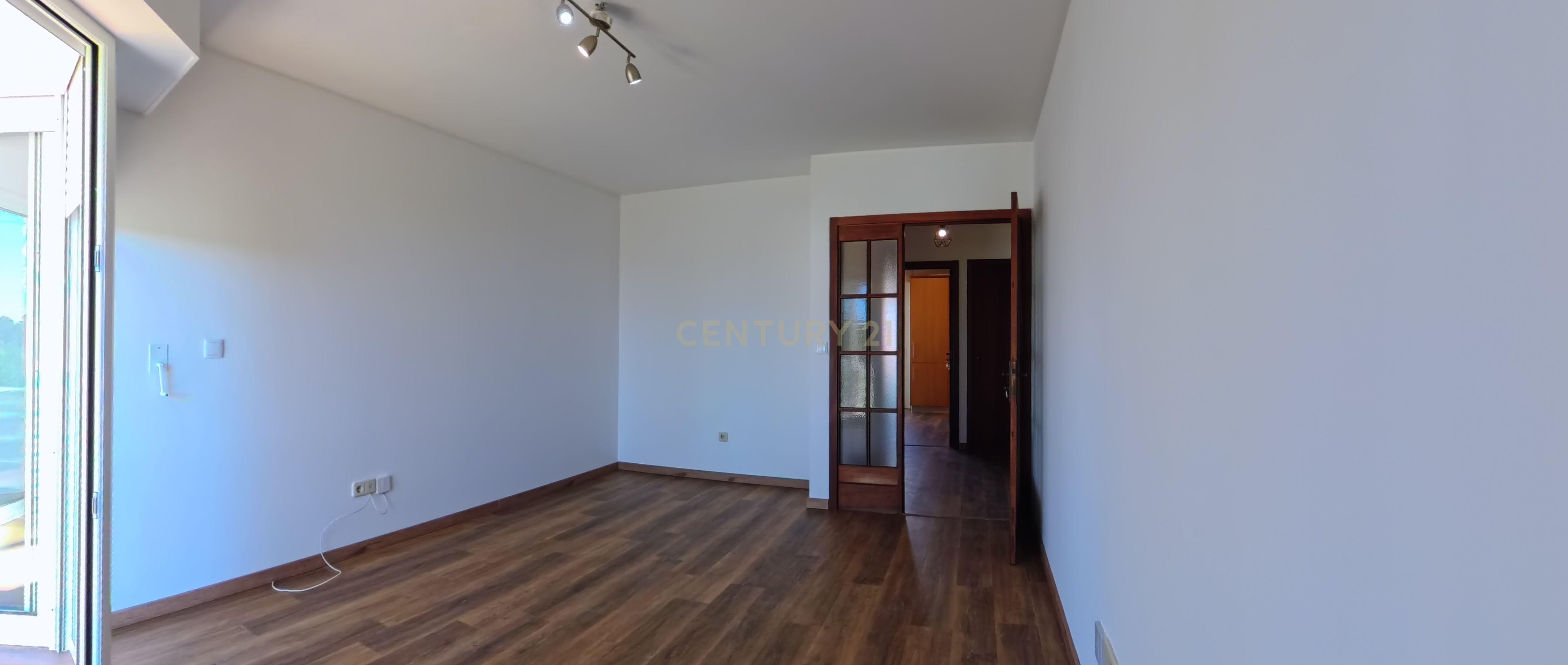 Fotografia 8 de T2 Renovado com Garagem Fechada e 2 Varandas — Palmeira de Faro, Esposende