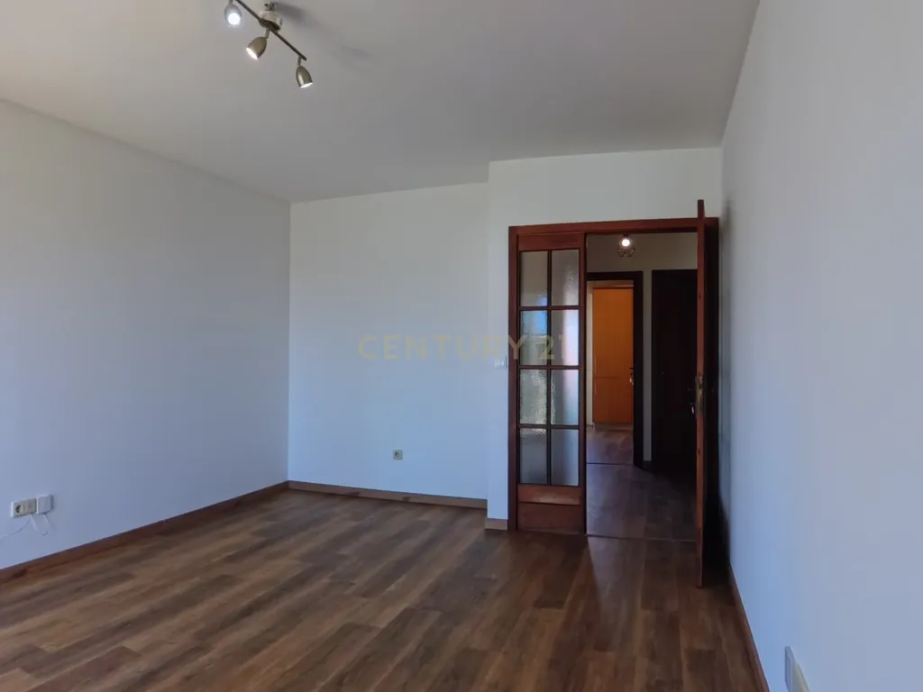 T2 Renovado com Garagem Fechada e 2 Varandas — Palmeira de Faro, Esposende - Image 8