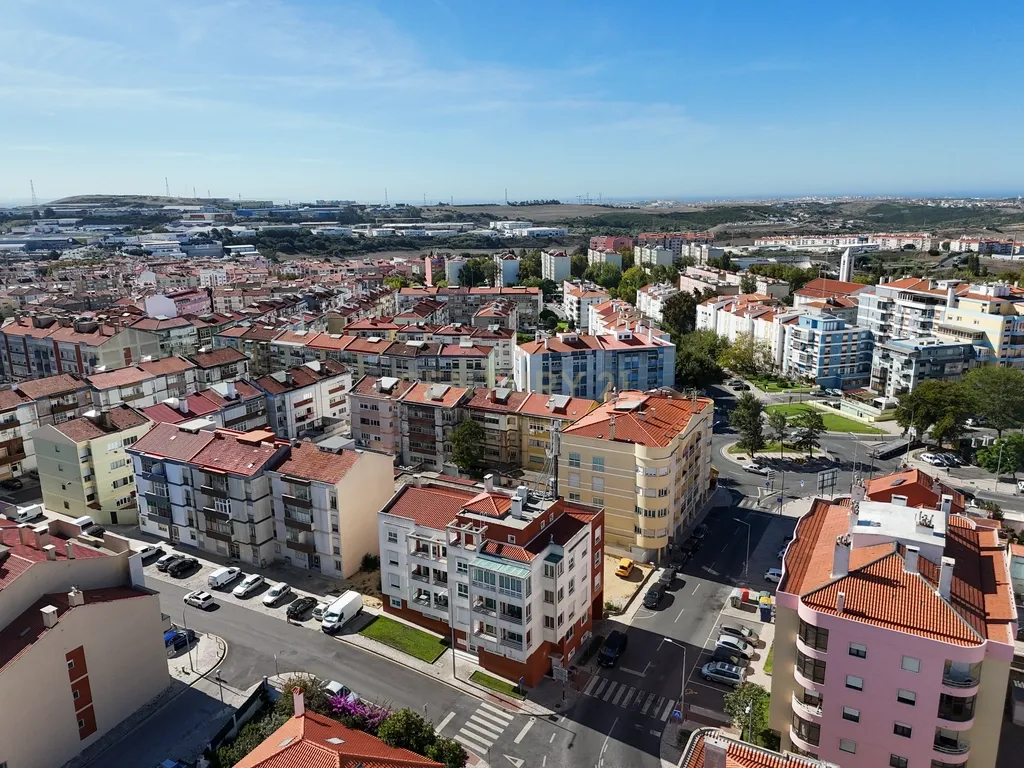 Apartamento T3 com 2 varandas, suíte e garagem no Cacém - Image 23