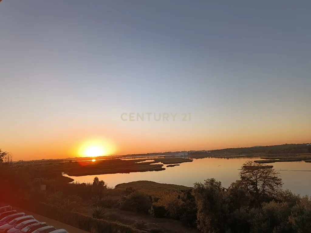 Apartamento T3 na Quinta do Rouxinol- Oportunidade Única! vista para o rio - Image 1