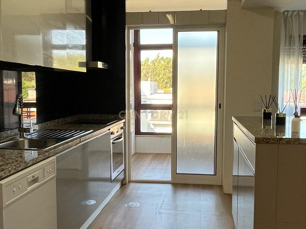 Apartamento T1+1 com Varanda na Maia, Porto - Image 1