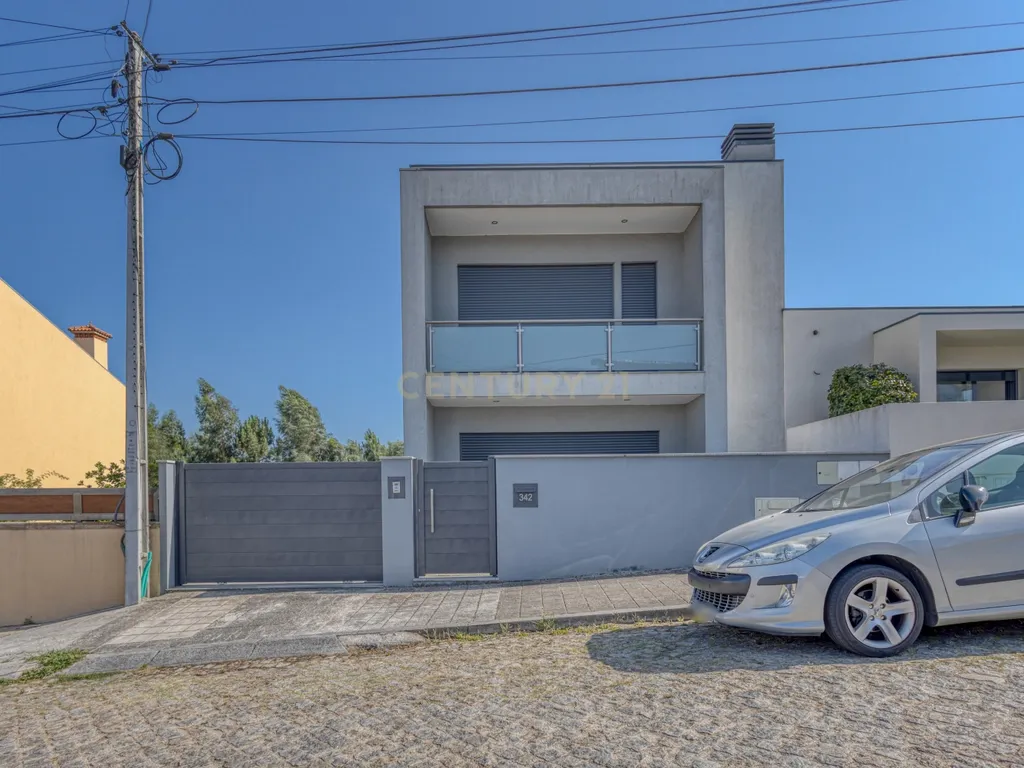 Moradia V3 com Piscina, Garagem para 4 Carros e Excelentes Áreas – Conforto e Tranquilidade a 5 Minutos da Autoestrada - Image 4