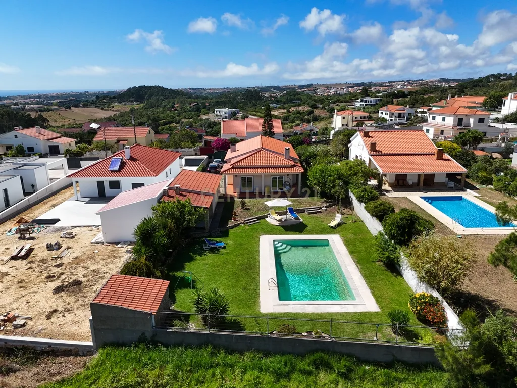 Moradia Isolada com Piscina em Lote de 908 m² | Sala Ampla | Jardim e Vista Desafogada -Mafra - Image 1