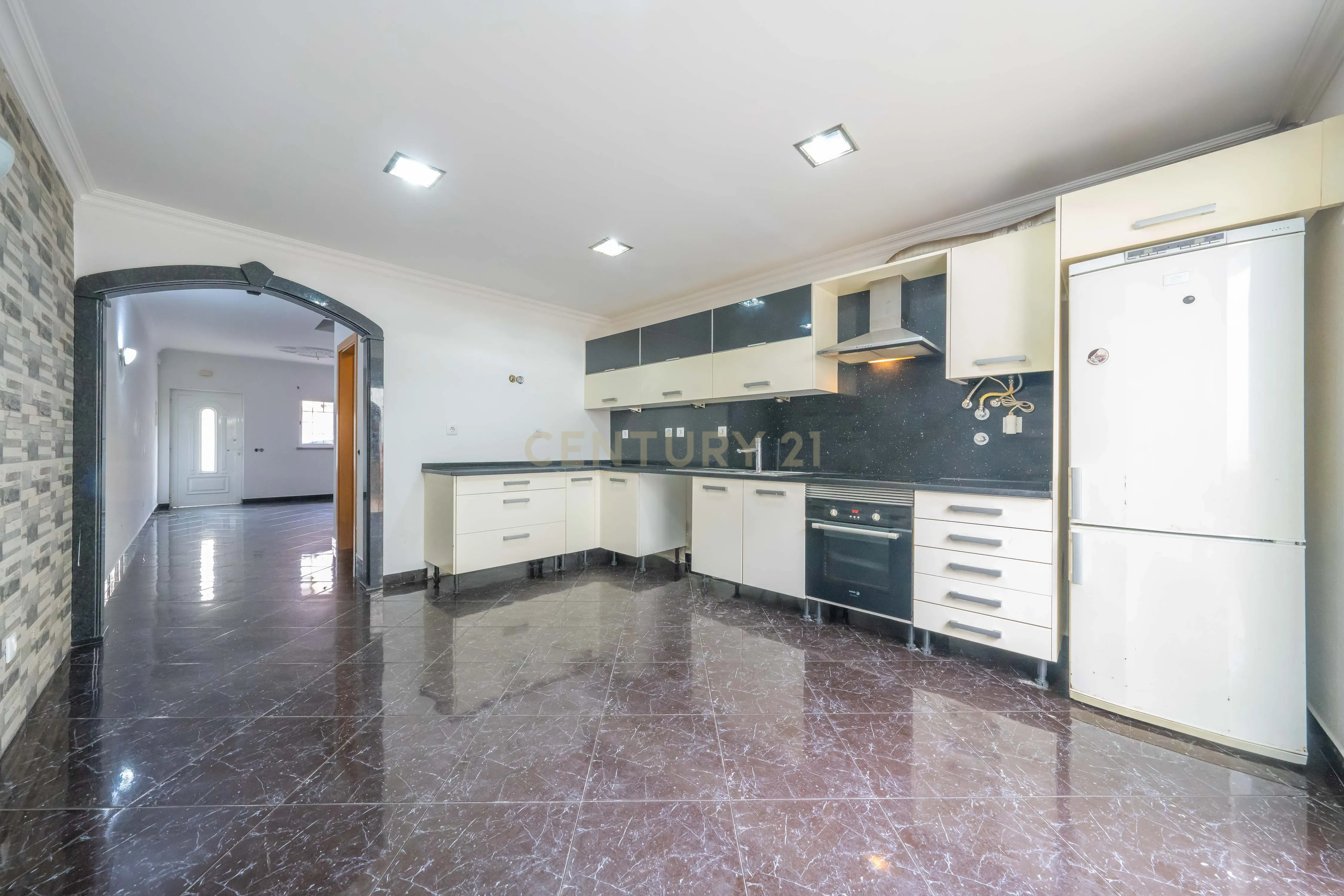 Moradia T2+1 com Aproveitamento de Sótão, Varanda e Quintal, no Peixe Frito, em Setúbal - Image 5