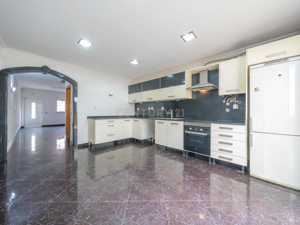 Moradia T2+1 com Aproveitamento de Sótão, Varanda e Quintal, no Peixe Frito, em Setúbal - Image 5