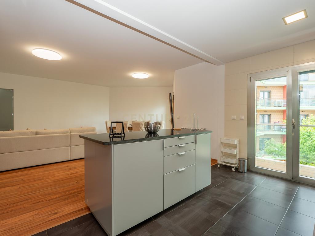 Apartamento de tipologia T3, com 2 varandas, 2 WC e box para 4 viaturas, situado no Jardim da Amoreira - Ramada em Odivelas. - Image 17