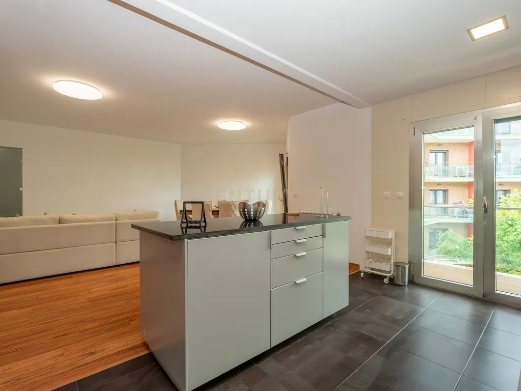 Apartamento de tipologia T3, com 2 varandas, 2 WC e box para 4 viaturas, situado no Jardim da Amoreira - Ramada em Odivelas. - Image 17
