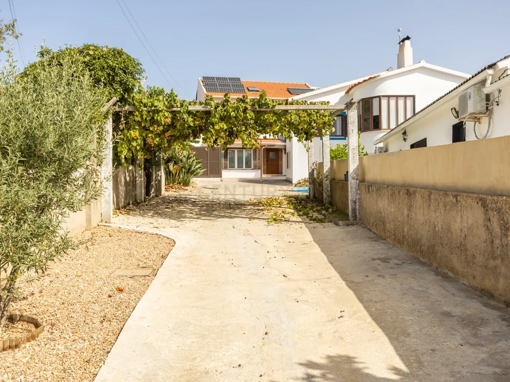 Duas moradias, um terreno com 650 m² e uma vista privilegiada para a Serra de Sintra - Image 3