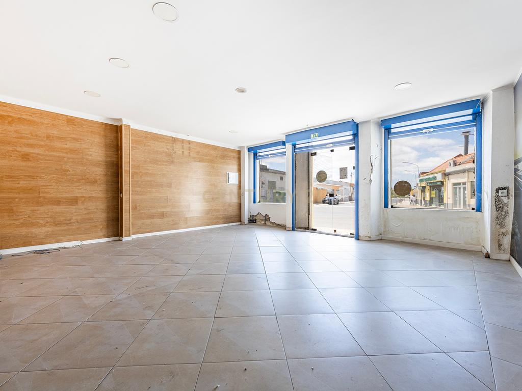 Loja com potencial para comercio e serviços ou reconversão de habitação no centro da Moita - Image 5